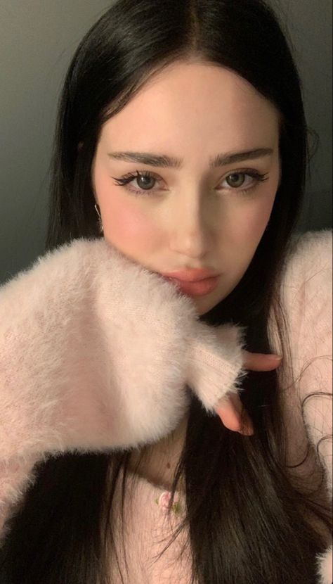 Straight Eyebrows, Black Brown Hair, Ethereal Makeup, Instagram Photo Inspiration, Pretty Eyes, Girls Makeup, Makeup Inspo, Makeup Routine, Maquillaje De Ojos