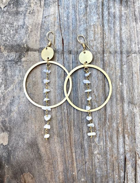 Moonstone earrings, gold pearl earrings, gold hoop earrings, wedding jewelry, raw crystal earrings, rose Quartz, amethyst, peridot earrings  Gorgeous raw moonstone dangle in delicate gold hoops and gold coin accent. Dainty look hoops yet they make a statement!  18k gold plated hooks 14k gold filled hooks Raw moonstone  Raw peridot  Raw rose quarts Raw black tourmaline  Raw amethyst  Raw clear Quartz Home Made Jewelry Ideas, Making Jewelry, Moonstone Earrings Gold, Raw Stone Earring, Peridot Earrings, Gold Pearl Earrings, Moonstone Earrings, Earrings Inspiration, Wire Work Jewelry