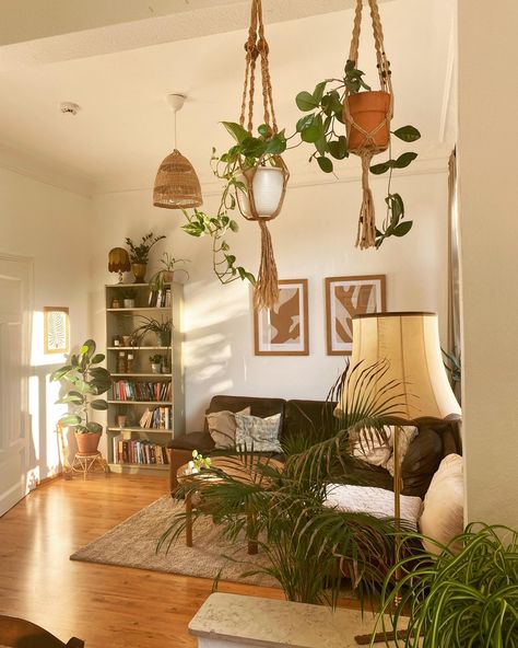 Jungle House Decor, Urban Jungle Living Room, Boho Vintage Decor, Vintage Plants, Boho Style Interior, Jungle House, Urban Apartment, Bohemian House, Dream Apartment Decor