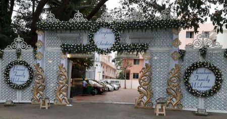 Decoration Ideas For Wedding, Floral Entrance, Door Flower Decoration, Stage Decoration Photos, Entrance Door Decor, Engagement Stage Decoration, Wedding Gate, Housefull 4, Simple Stage Decorations