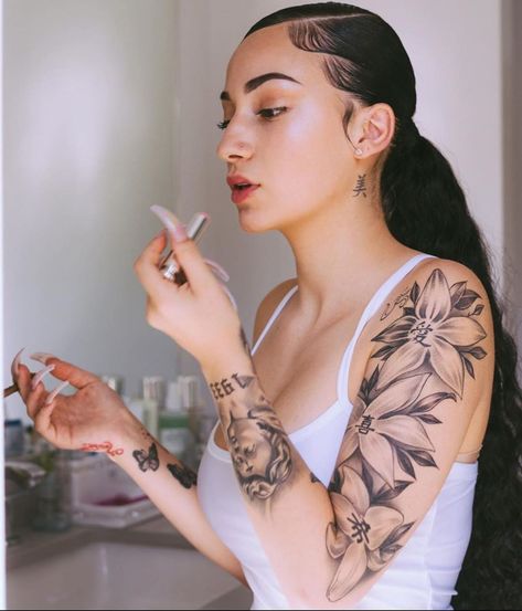 Arm Quote Tattoos, Shoulder Sleeve Tattoos, Girl Shoulder Tattoos, Bhad Bhabie, Quote Tattoos Girls, Pretty Tattoos For Women, Red Ink Tattoos, Dope Tattoos For Women, Stylist Tattoos