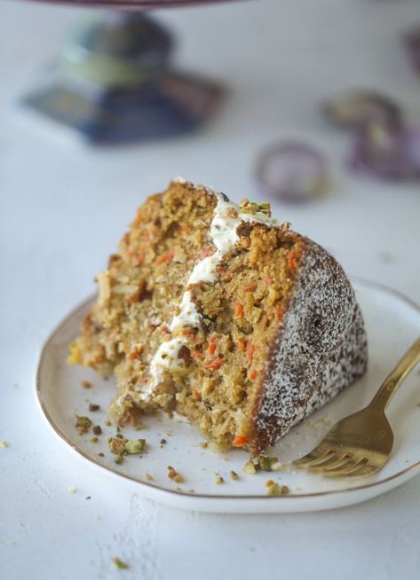 pistachio carrot cake with cream cheese frosting I howsweeteats.com #carrotcake #pistachio #cake #creamcheese #frosting #howsweeteats Carrot Cake Bundt, Classic Easter Desserts, Pistachio Cake Recipe, Cake Recipes Uk, Cake Bundt, Carrot Cake With Cream Cheese, Spring Baking, Easy Carrot Cake, Cake With Cream Cheese Frosting