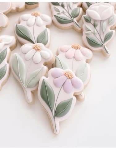 Summer Cookies Decorated, Spring Flower Cookies, Flower Sugar Cookies, Flower Cookie, Cookies Decoradas, Royal Iced Cookies, Leaf Cookies, Sugar Cookie Royal Icing, Bridal Shower Cookies