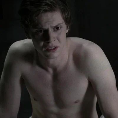 Kit Walker is an attractive young man with short, naturally slight curled golden-brown hair and intense dark brown eyes. Kind, loving, and mild-mannered. Filling station owner. Evan Peters Shirtless, Ahs Asylum, Evan Peters American Horror Story, Kit Walker, Peter Maximoff, Pretty Brown Eyes, American Horror Story Seasons, Danielle Campbell, Evan Peters