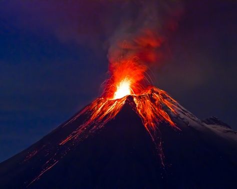 ¿Conoces de volcanes? Aquí te traemos los 7 volcanes más activos del mundo que valen la pena visitar. Composite Volcano, Volcano For Kids, Volcano Wallpaper, Yellowstone Volcano, Magma Chamber, Shield Volcano, Blue Skye, Erupting Volcano, Plate Tectonics