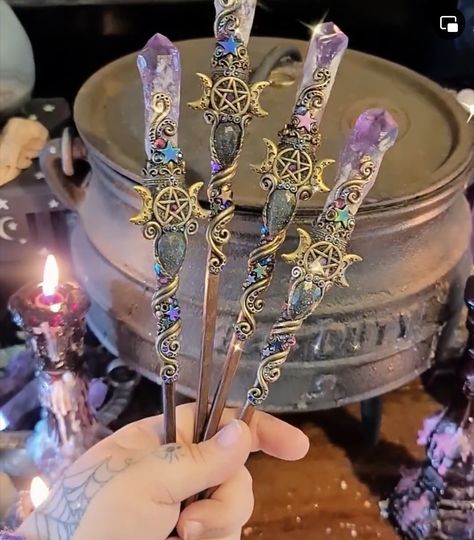 Handmade Wands Witchcraft, Magic Wand Design Art, Witch Wand Diy, Crystal Wand Diy, Staff Magic, Crystal Wands, Fantasy Craft, Wiccan Crafts, Witch Wand