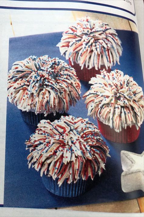 Firecracker Birthday Cake, Firework Cupcakes, Firecracker Cupcakes, 4th Desserts, Fourth Of July Cupcakes, Cupcake Icing Designs, Seasonal Cakes, 4th Of July Cupcakes, 4th July Food