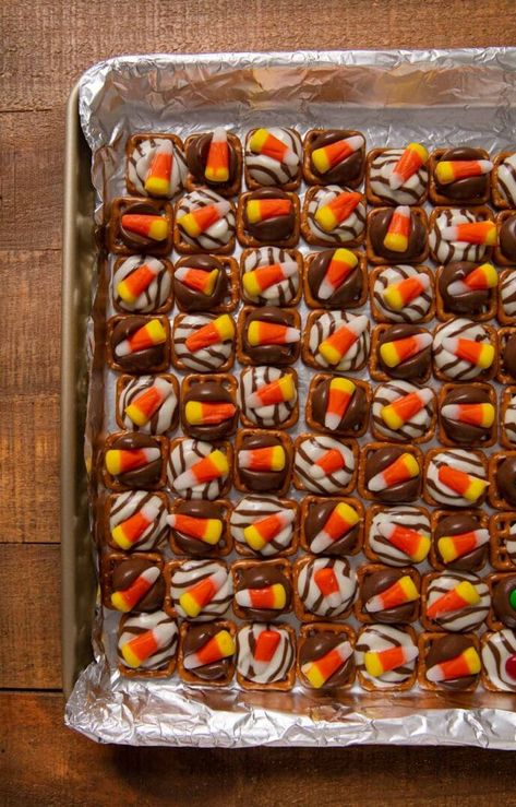 Pretzel Hugs Recipe, Pretzel Candy Recipes, Pretzel Snack Recipes, Pretzel Kisses, Chocolate Covered Pretzels Halloween, Pretzel Hugs, Snack Halloween, Hersey Kisses, Chocolate Covered Graham Crackers