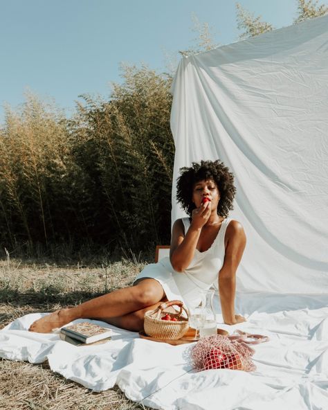 White Sheet Picnic Photoshoot, White Sheet Backdrop Photoshoot Outside, Fruit Basket Photoshoot, White Bedsheet Photoshoot, Effortless Photoshoot, Outdoor Backdrop Photoshoot, White Sheet Backdrop Photoshoot, Sheets Photoshoot, White Sheet Photoshoot Outside