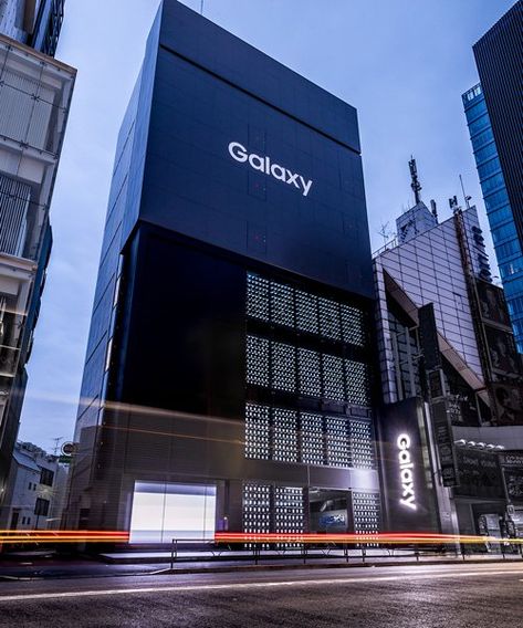 tokujin yoshioka uses 1000 samsung smartphones to create store facade Store Facade Design, Facades Design, Composite Design, Store Facade, Architectural Facade, Samsung Design, Tokujin Yoshioka, Samsung Store, Presentation Pictures