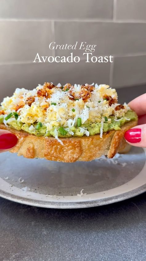 Caitlin Gray Hard Boiled Egg Breakfast, Chili Onion Crunch, Egg Avocado Toast, Healthy Toast, Egg Avocado, Avocado Toast Egg, Avocado Toast Recipe, Healthy Mood, Plantains Fried