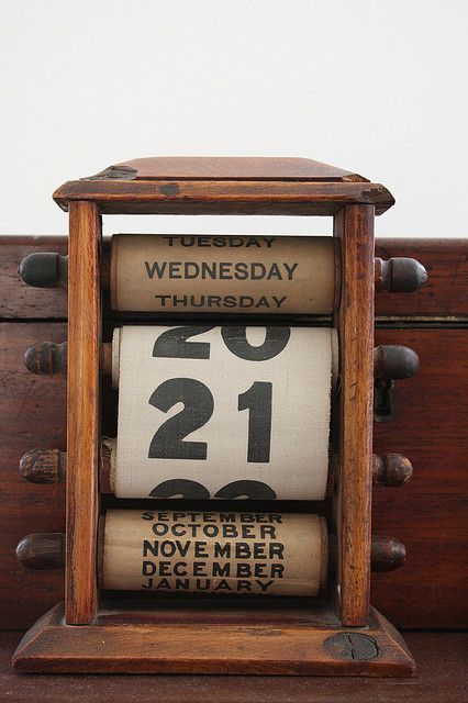 Vintage Perpetual Calendar Diy Desk Calendar, Wood Calendar, Kalender Design, 달력 디자인, Vintage Calendar, Diy Calendar, Deco Originale, Vintage Office, Perpetual Calendar