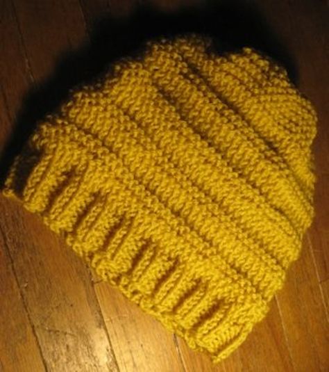 A very easy hat to make that uses only knit and purl. The hat is sized for adults and can be quickly knit and put together in a day. Easy Knit Hat, Beanie Knitting Patterns Free, Knitting Patterns Free Hats, Hat Knitting Pattern, Beginner Knitting Patterns, Hat Knitting, Hat Knitting Patterns, Knitted Hat, Knit Or Crochet