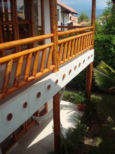 BARANDA | Próximos Talleres sobre construcciones con guadua … | Flickr Bamboo Furniture Diy, Bamboo Diy, Bamboo Building, Hut House, Bamboo House Design, Small Villa, Attic Bedroom Designs, Balcony Grill Design, Resort Architecture