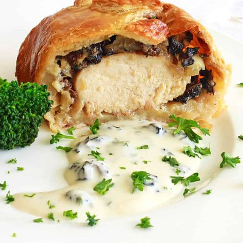 Chicken Wellington, Caramelised Onion Tart, Onion Tart, Parmesan Cream Sauce, Poultry Recipes, Mushroom Recipes, Caramelized Onions, Puff Pastry, Chicken Dishes