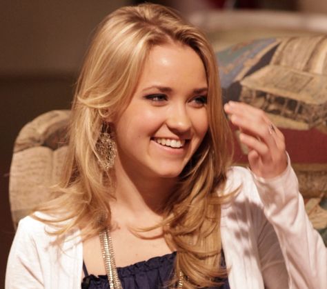 Emily Osment Hannah Montana, Emily Osment Hair, Emily Olsen, Lilly Truscott, Hannah Montana Forever, Miley Stewart, Popular Tv Shows, Emily Osment, Young Sheldon