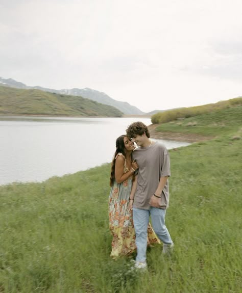 Cozy Casual Engagement Photos, End Of Summer Couple Photoshoot, Halle Sandberg Engagement, Couples Photo Shoot In Field, One Year Anniversary Photo Shoot Ideas, Late Summer Couples Photoshoot, Cottage Couple Photoshoot, Lakeside Couple Photoshoot, Open Field Couple Photoshoot