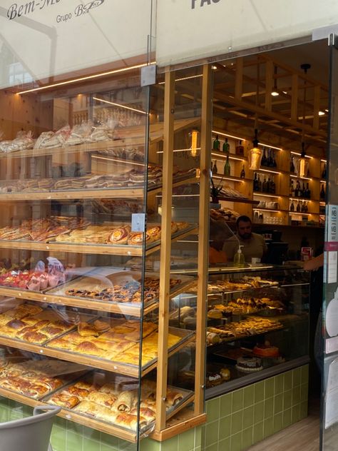 Bread Display Bakery, Bake Shop Interior, Bakery Kitchen Design, Cake Shop Design, Rustic Bakery, Bread Display, Kitchen Projects Design, Bakery Store, Bakery Interior