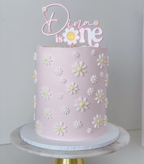 Cakes By Angelica (@cakes_by_angelica) | Instagram Birthday Cake For Women Simple, 1st Bday Cake, Baby First Birthday Themes, Baby Birthday Decorations, Daisy Cakes, Daisy Party, 2 Birthday Cake, 1st Birthday Cakes, 1st Birthday Party Themes