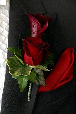 Skouer Ruikers, Red Rose Boutonniere, Burgundy Weddings, Fall Boutonnieres, Black Calla Lily, Homecoming Flowers, Purple Calla Lilies, Rose Boutonniere, Corsage Prom