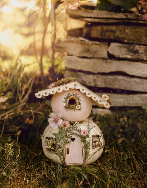 Halloween craft, diy, fairy house, pumpkin cottage Fairytale Pumpkin Decor, Diy Halloween Fairy Garden, Fairy Pumpkin, Pumpkin Cottage, Pumpkin Fairy House, Pumpkin Fairy, Diy Kids Table, Fairytale Style, Teacup Flowers