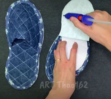 Cheap DIY slippers easy tutorial Denim Slippers Diy Old Jeans, Denim Slides Diy, Diy Slippers Easy, House Slippers Diy, Denim Slippers, How To Make Slippers, Diy Footwear, Handmade Shoes Pattern, Sewing Slippers