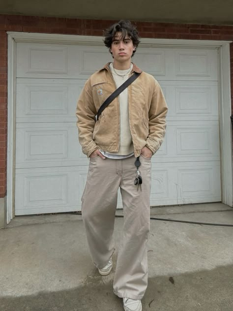 Thanksgiving Outfit Men Streetwear, Khaki Cargos Outfits Men, Men’s 90s Fit, Mens Outfits With Cargo Pants, Brown Fleece Jacket Outfit Men, Men’s Streetwear Winter, Midwestern Outfit Men, Mens Outfits Jacket, Creme Cargo Pants Outfit Men