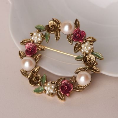 Best 25+ Vintage brooches ideas Motifs Perler, Antique Brooches, Brooch Vintage, Pearl Flower, Vintage Jewels, Vintage Brooch, Gold Jewelry Fashion, Vintage Costume Jewelry, Flower Brooch