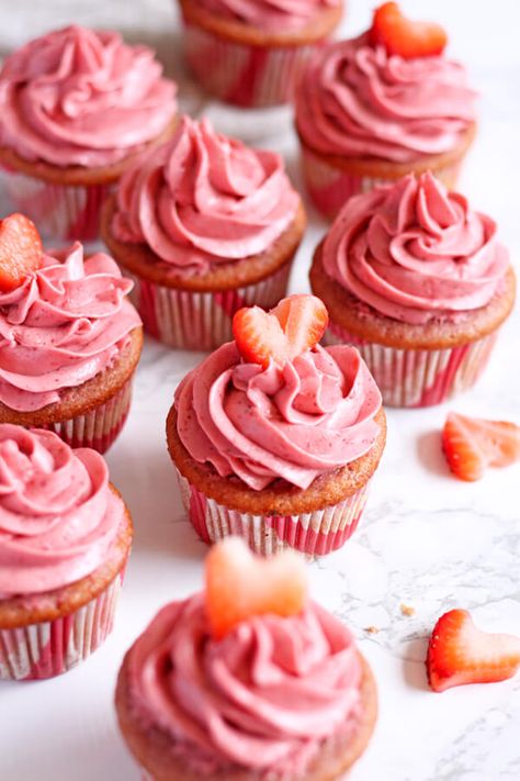 These Strawberry Champagne Cupcakes are soft and moist with a creamy and tangy Moscato infused strawberry cream cheese frosting. | wildwildwhisk.com Champagne Cupcake Recipes, Boozy Cupcakes, Strawberry Cream Cheese Frosting, Champagne Cupcakes, Gourmet Cupcakes, Strawberry Champagne, Strawberry Cream Cheese, Cupcake Flavors, Cupcakes Cake