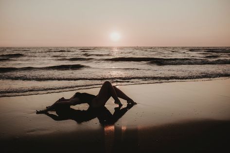 Vacay Photoshoot Ideas, Outdoor Boudiour Ideas Lake, Wet Beach Photoshoot, Outdoor Boudiour Ideas Beach, Outdoor Boidour Poses, Outdoor Boudiour Ideas River, Model Beach Poses, Water Bourdier Photoshoot, Beach Model Photoshoot Poses