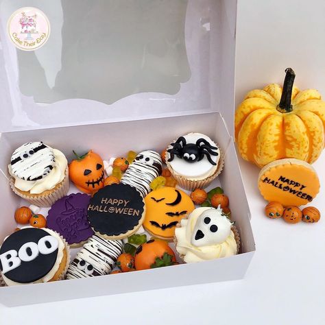 Caketheirday on Instagram: “Halloween treat boxes 🕷🎃👻 #halloweentreatbox #halloweenbaking #treatbox” Halloween Sweets Box Ideas, Spooky Treat Box Ideas, Dessert Basket Gift Ideas, Fall Treat Boxes, Halloween Dessert Boxes, Halloween Boxes, Halloween Bakery, Halloween Treat Boxes Ideas, Treat Boxes Ideas Cakes