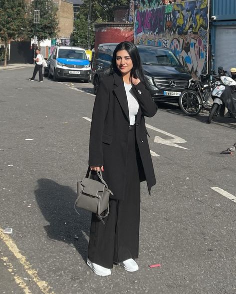 Boss Lady Outfit, Female Clothes Outfits, Sara Khan, Sarah Khan, Pakistani Street Style, Celebrity Fashion Looks, Casual Indian Fashion, Honeymoon Outfits, Desi Fashion Casual