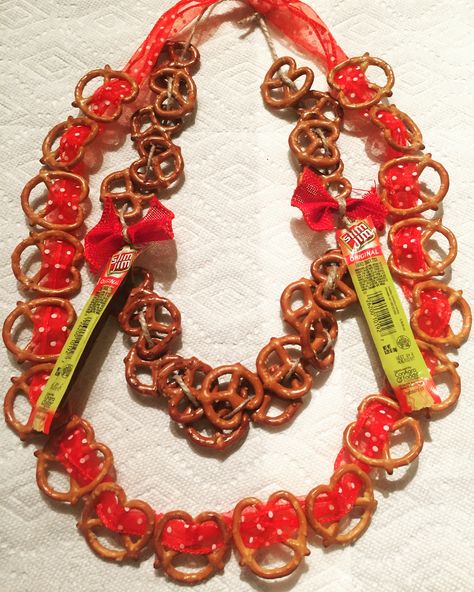 Pretzel Necklace Beer Festivals, Beer Festival Necklace, Beer Necklace, Jolly Rancher Lollipops, Pretzel Necklace, Brew Fest, Festival Necklace, Beer Fest, Party Dips