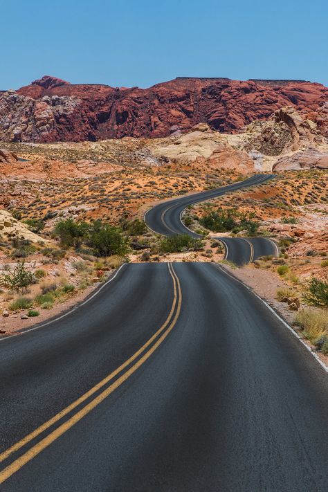 14 Best Stops on a Road Trip from Las Vegas to LA - Sure, you can cover the distance from Vegas to LA in four hours flat. But we prefer the slower route: a four-day itinerary that takes in the mountains, the deserts, and the quirky, curbside attractions that define life lived on the open road. Highway Pics, Road Trip From Las Vegas, Los Angeles Road Trip, Desert Highway, National Parks America, Beautiful Roads, Valley Of Fire, Usa Travel Destinations, Beautiful Places In The World