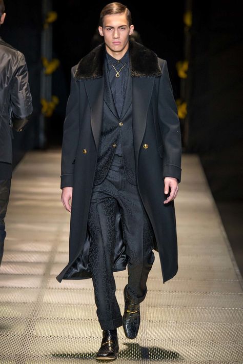 See the complete Versace Fall 2015 Menswear collection. Versace Suits, Stylish Man, Nct Johnny, Designer Coats, Top Moda, Men Suit, Mens Wear, Fur Coats, Mens Style