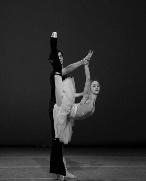 Beautiful! Marianela Nunez, Ballet Beauty, Ballet Inspiration, Dance Like No One Is Watching, Ballet Photos, Dancing Aesthetic, Ballet Photography, Royal Ballet, Ballet Beautiful