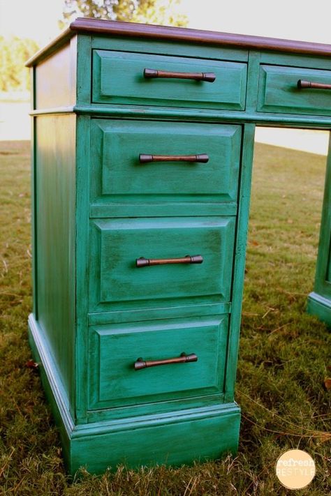 Turquoise desk makeover #paintedfurniture Turquoise Desk, Diy Steps, Refinishing Furniture Diy, Makeover Before And After, Desk Makeover, Furniture Rehab, Creative Furniture, Flipping Furniture, Redo Furniture