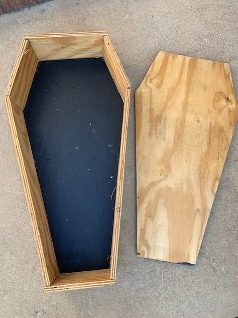 Coffin Cooler Diy, Diy Coffin Measurements, Mini Coffin Box Diy, Diy Coffin Halloween, Diy Coffin Shelf, Diy Halloween Coffin, Plywood Crafts, Halloween Coffin Decoration, Coffin Diy