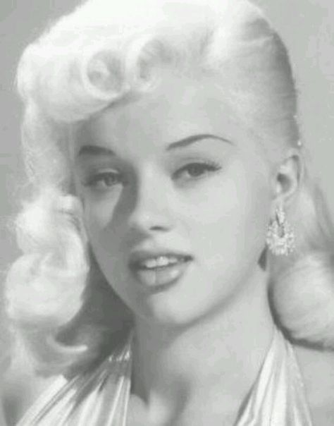 Diana Dors Diana Dors, Marilyn Monroe Photos, Celebrity Beauty, Hollywood Glam, Golden Girl, Blonde Bombshell, Old Hollywood Glamour, Vintage Portraits, Vintage Glamour