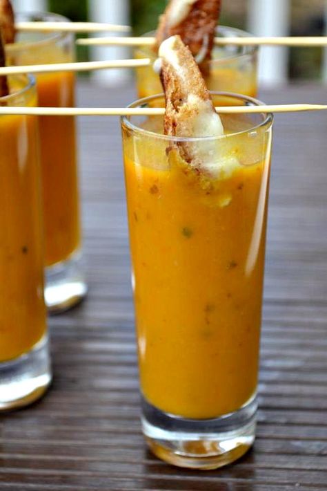 Butternut squash soup shooters with grilled brie croutons Shot Glass Appetizers, Grilled Brie, Divine Recipes, Soup Shots, Soup Shooters, Bite Size Food, Mini Appetizers, Squash Soup Recipe, Fall Foods