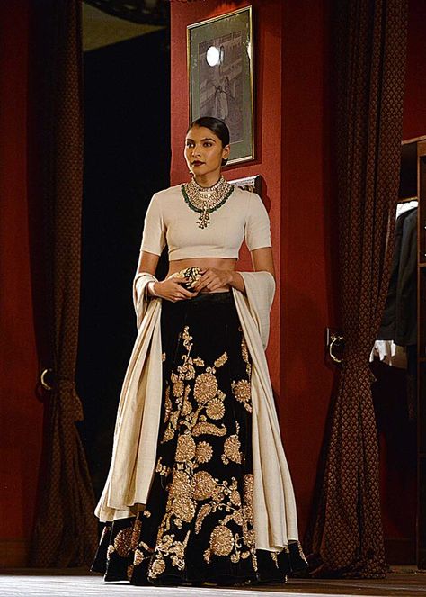 Rani Mukerji, Sabyasachi flag off India Couture Week 2014 Sabyasachi Belt, Belt Styling, Outfit At Home, Bridal Lehenga Blouse, Sabyasachi Mukherjee, Saree With Belt, 2014 Style, Wedding Dresses Indian, Indian Bridal Lehenga