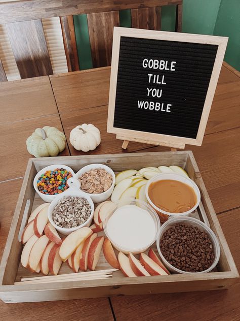 Friendsgiving Food Board, Friendsgiving Food Board Ideas, Friend Thanksgiving Party, Friendsgiving Ideas 2023, College Friendsgiving Ideas, Friendsgiving Birthday Ideas, Middle School Friendsgiving, Friendsgiving Church Ideas, Friendsgiving Set Up Outside