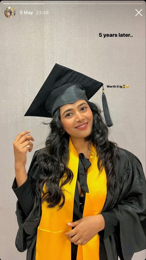 Convocation Story Ideas, Convocation Instagram Story, Graduation Story Ideas, Graduation Day Photo Ideas, Caption For Graduation Day, Graduation Ig Story Ideas, Graduation Outfit Ideas Indian, Graduation Day Poses, Graduation Day Aesthetic