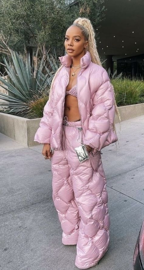 Puffer Pants Outfit, Pink Jacket Outfit Aesthetic, Barbie Streetwear, Streetwear Outfit Winter, Pink Tomboy, Movie Outfit Ideas, Movie Outfit, Outfit Barbie, Girl Streetwear