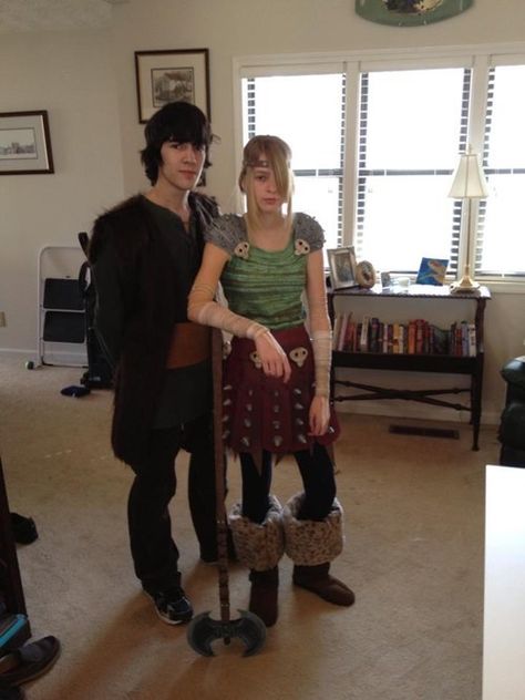 Hiccup and Astrid - HTTYD Hiccup Costume, Supernatural Costume, Astrid Costume, Astrid Cosplay, Fur Outfit, Book Character Costumes, Hiccup And Astrid, Cute Couple Halloween Costumes, Dragon Trainer