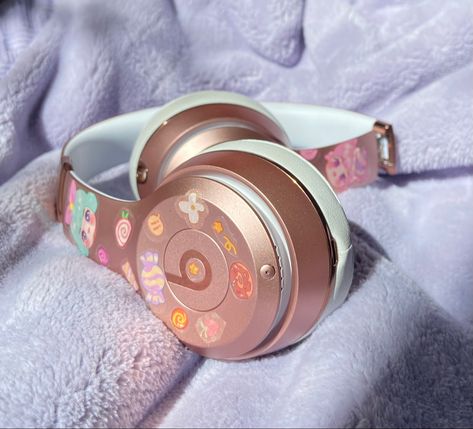 Rose Gold Headphones Aesthetic, Pink Beats Aesthetic, Decorated Beats Headphones, Pink Beats Headphones Aesthetic, Beats Headphones Decoration, Personalized Electronics, Beats Aesthetic, Beats Headphones Aesthetic, Headphone Decoration