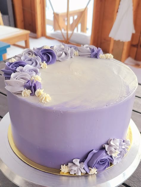 Purple ombre cake with half wreath pipettes. Minimal Purple Cake, 80th Birthday Cake Purple, Lavender Cake With Flowers, 18th Birthday Cake Turquoise, Wedding Purple Cake, Purple Flower Cake Ideas, Purple Cake Decoration, Pretty Purple Cakes, Purple 30th Birthday Cake