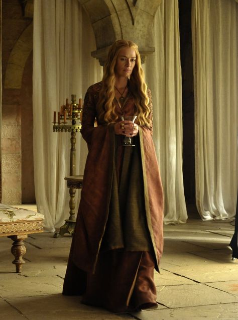 Lena Headey as Cersei Lannister in Game of Thrones (TV Series, 2014). Lannister Dress, Game Of Thrones Dresses, Cercei Lannister, Game Of Thrones Cersei, Queen Cersei, Game Of Thrones Outfits, Cersei And Jaime, Game Of Thrones Costumes, Lena Headey