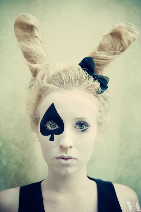 simple white rabbit Halloween makeup. costume. Alice In Wonderland Makeup, Costume Box, Wonderland Makeup, Makeup 2018, Alice In Wonderland Costume, Wonderland Costumes, Alice In Wonderland Theme, Photoshoot Makeup, Alice In Wonderland Party