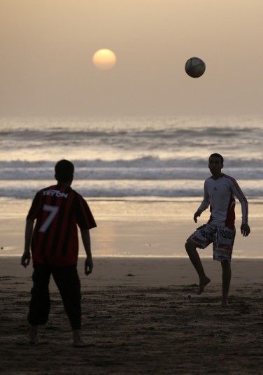 Young boys play soccer on Agadir beach, Morocco Football Vibe, Football Boy, Android Wallpaper Black, Football Background, Boys Play, 16 December, Playing Soccer, Beach Activities, Blonde Boys